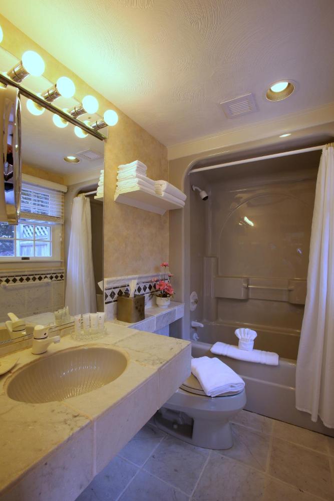 Deluxe Queen Room interior