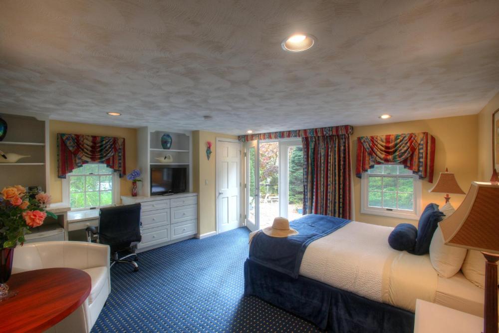 Deluxe Queen Room By The Pond interior